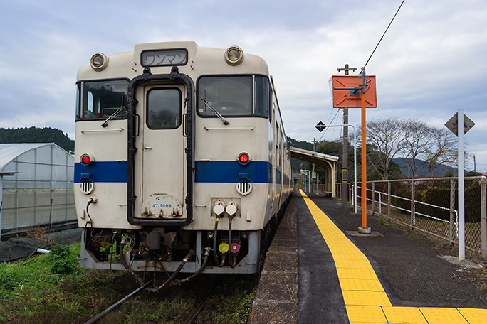 曽山寺駅では宮崎方面への普通列車と行き違い