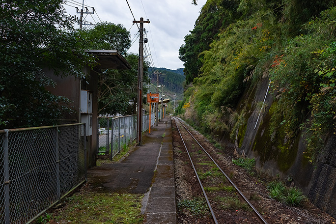 青島漁港奥の山沿いにある折生迫駅