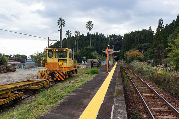 内海駅では資材が置かれた側線に保線車両が留置されていた