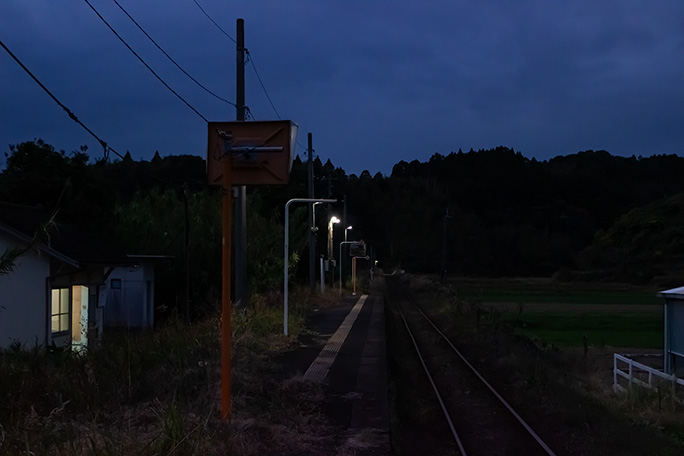 駅の写真を撮影しているうちに夜の帳が降りてきた