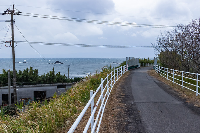 坂を降り切って錦江湾岸に出てきた大隅線廃線跡