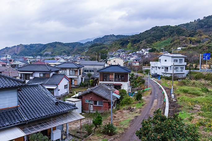 緩やかな曲線を描いて古江市街地に入っていく大隅線廃線跡