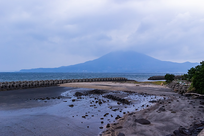 垂水～海潟温泉間では桜島が眼前に迫ってくる