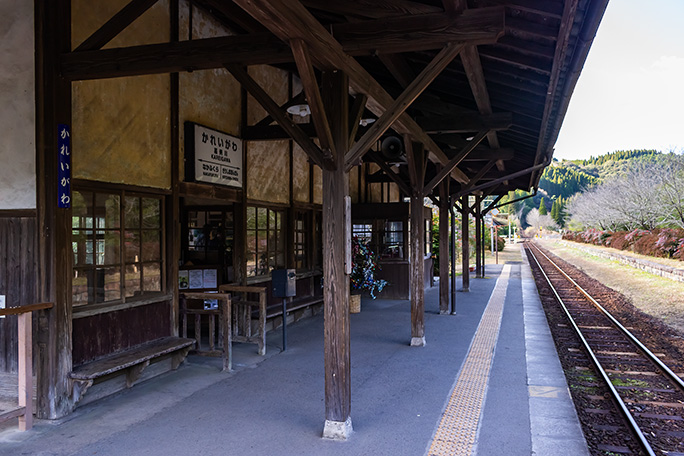 風格ある駅舎の佇まいが好ましい嘉例川駅舎のホーム側