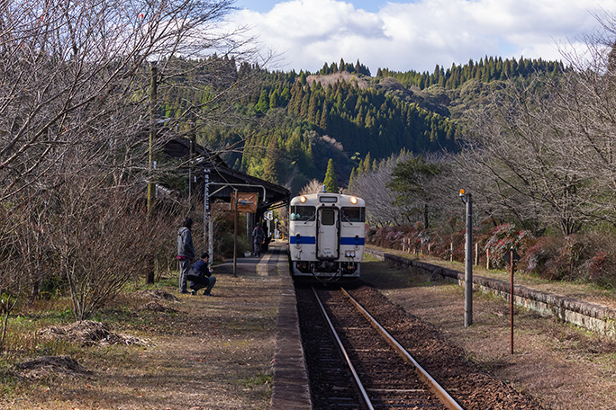 隼人方面に向かう普通列車がタイミングよくやってきた