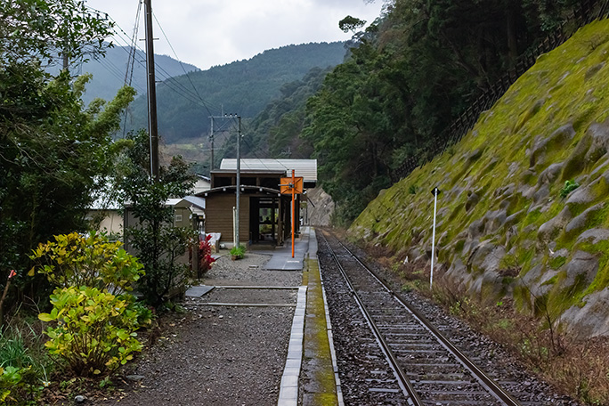 かつては大坂間駅と称した球泉洞駅