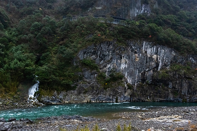 球泉洞のある右岸の大岩壁を見上げながら左岸の清正公岩の下を進む