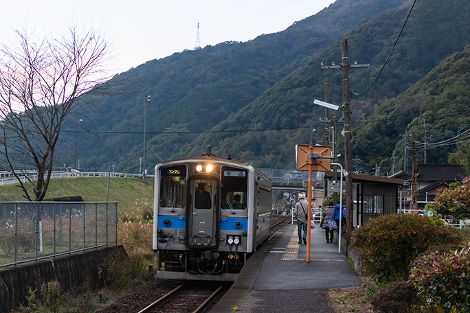 段駅では地元の利用客の姿があった