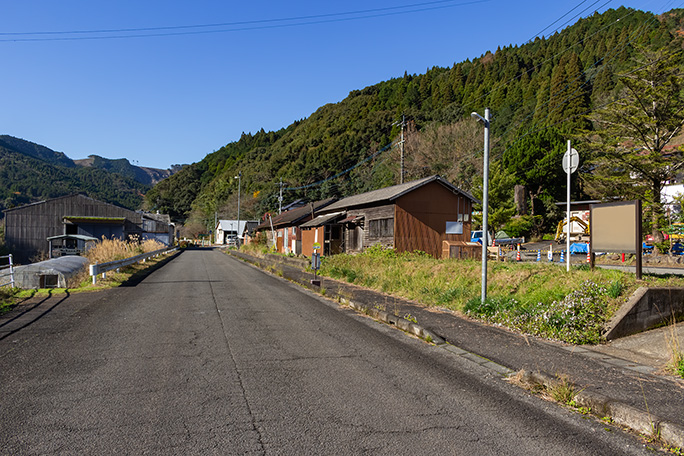 深渡瀬駅跡は道路転用されて不明瞭だが辛うじてそれらしき敷地跡が確認できる