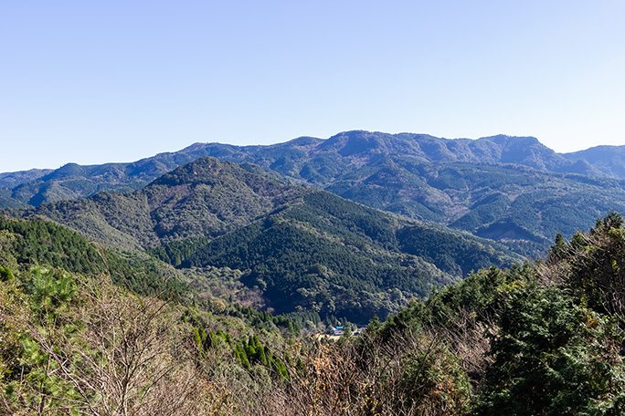 鹿児島県側に入ると眼下遥か遠くに布計集落の建物が見下ろせた