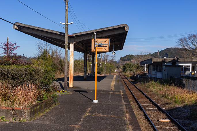 都城盆地の北端に位置する高崎新田駅