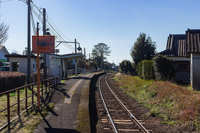 緩やかな曲線が印象的な日向庄内駅