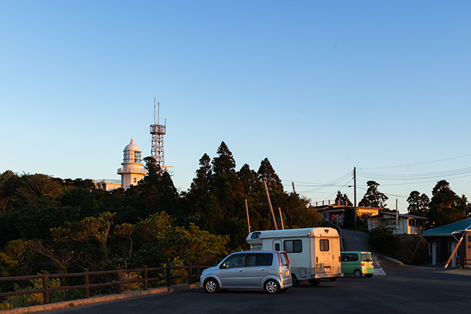 都井岬灯台を間近に眺める駐車場で野宿することにした