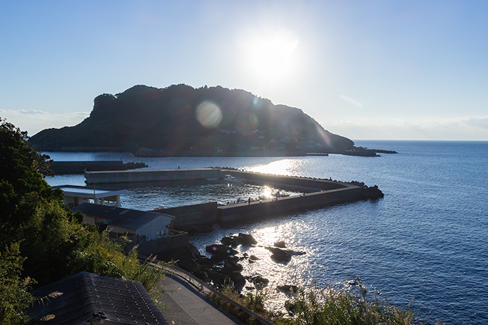 有人島の築島へは手前の舳港から渡し船が出ている