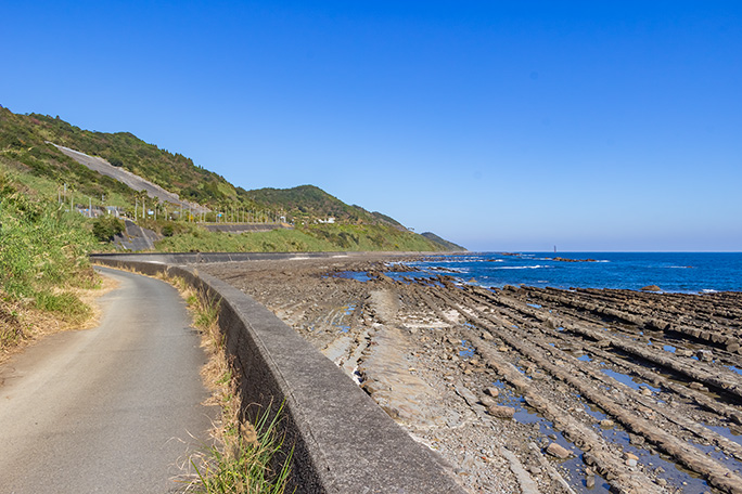 堀切峠に登っていく国道を見送って海岸沿いの廃線跡を行く