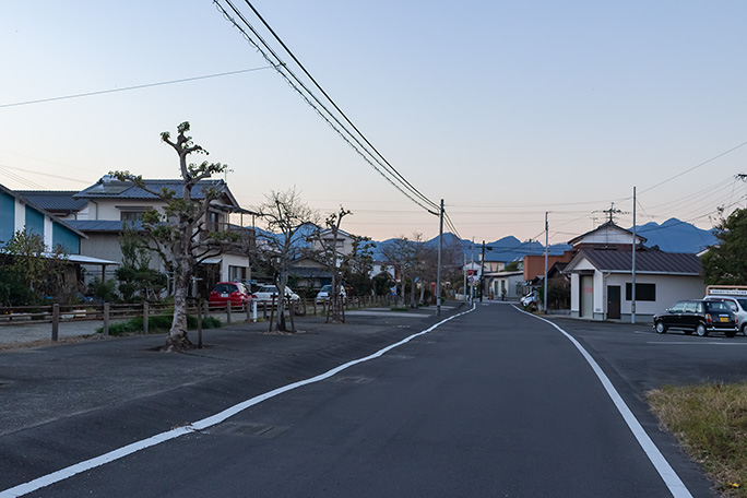 サイクリングロードに忽然と広がる空間が穂北駅跡