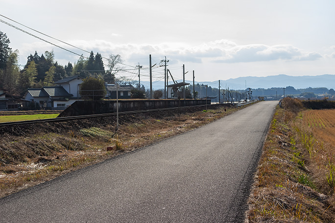 田園風景に溶け込んだ木上駅