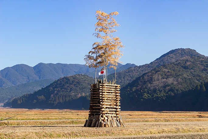 山麓の田圃にはどんど焼きの櫓が組まれて新年を迎えていた