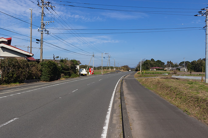 歩道脇の電柱が建つ空き地が南吹上浜駅があった辺り