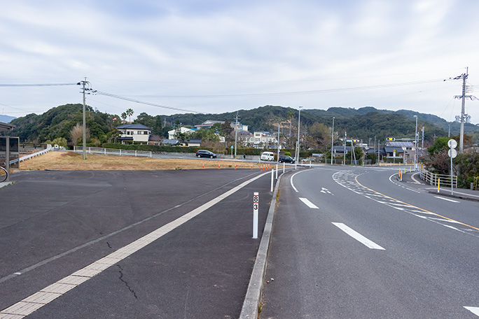 道路敷きに吸収されバス停の名に痕跡をとどめるばかりの鹿篭駅