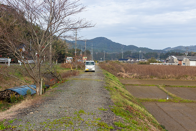 国道270号線の脇に路盤が残る薩摩久木野駅跡