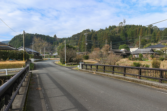 干河駅跡は集落の中の空き地となっており近くにバス停が残っている