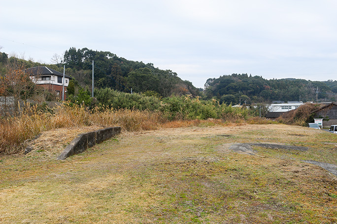 上加世田駅跡にはホームの跡が残っている