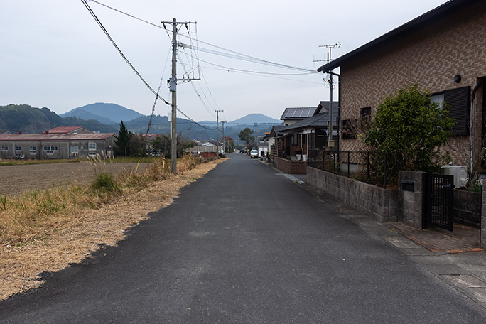 東川辺駅跡と前後の路盤は住宅地やその道路に転用されている