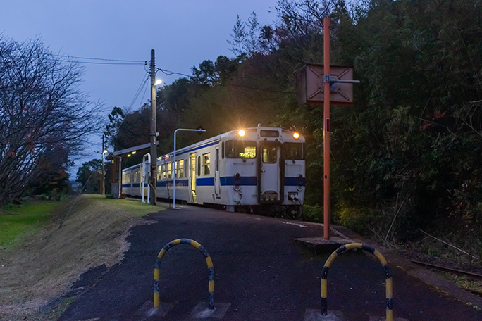 開聞駅では枕崎方面に向かう数少ない普通列車と行き違い