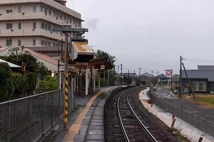 緩やかにカーブした二月田駅のホーム