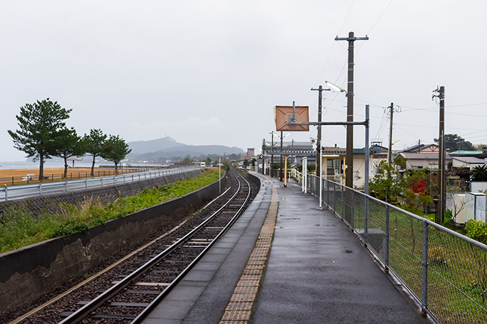 錦江湾を眼前に望む宮ヶ浜駅