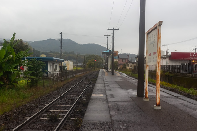 末端まで回り込んでアクセスする島式ホームの中名駅