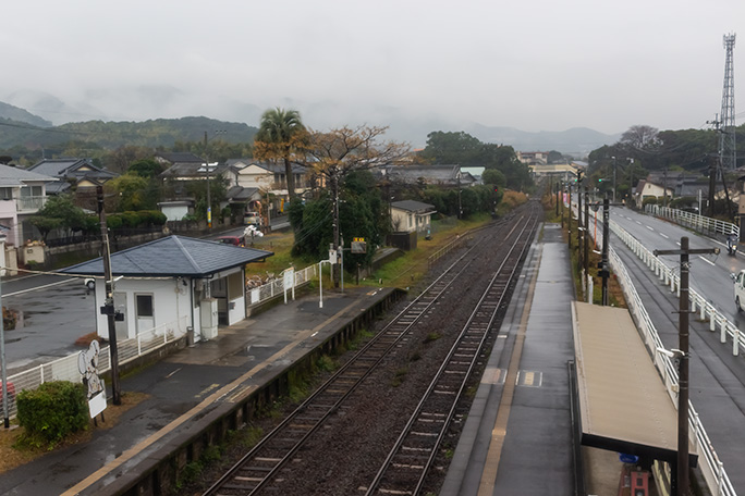 貨物側線やホーム跡も残る五位野駅