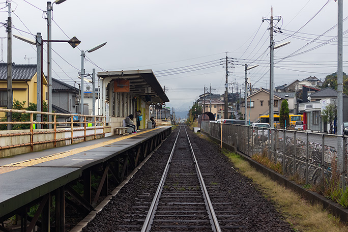 宇宿駅は再び地平に降りてきてローカルムードのある棒線駅となっていた