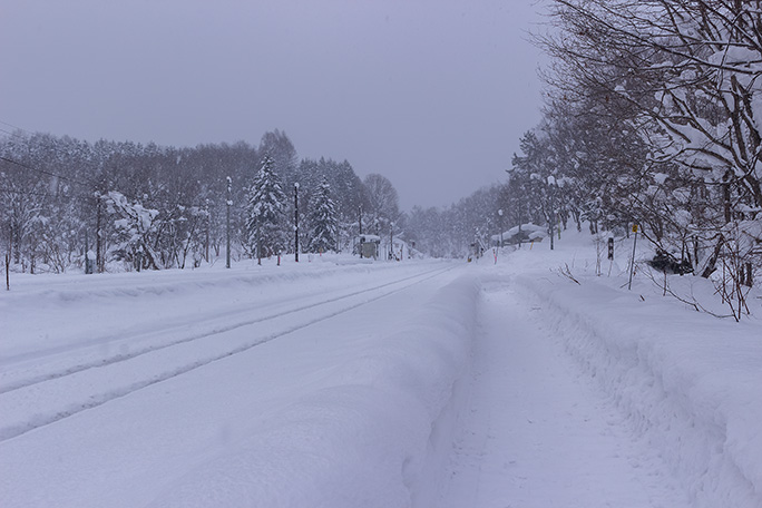 駅から続く除雪路はポイント保守の作業路だった