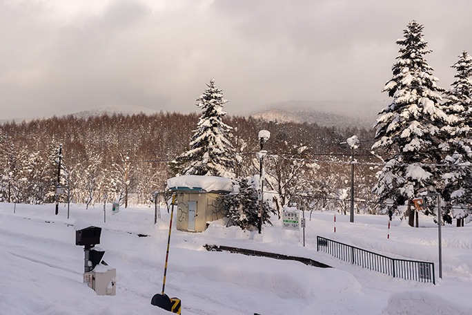 束の間の雪の止み間に和寒山方面の風景が開けてきた