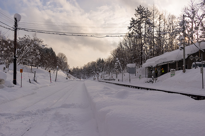 峠の要衝である塩狩駅には冬季除雪作業員が詰めていた