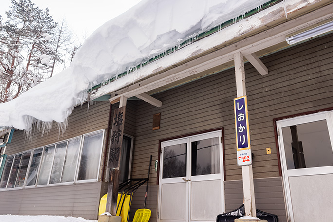 除雪器具が置かれた詰め所上の屋根には1mを越える雪が積もっていた