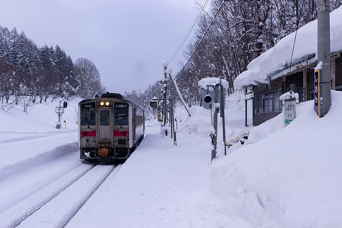 再び降り始めた雪の中、やってきたキハ54形の普通列車で塩狩駅を後にした