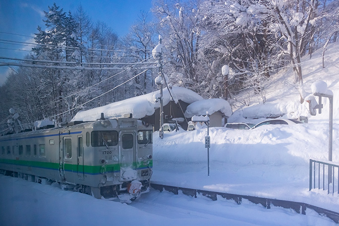 ここで下り普通列車と行き違い