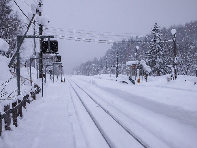 1m前後の積雪の中でも駅施設はきれいに除雪されていた