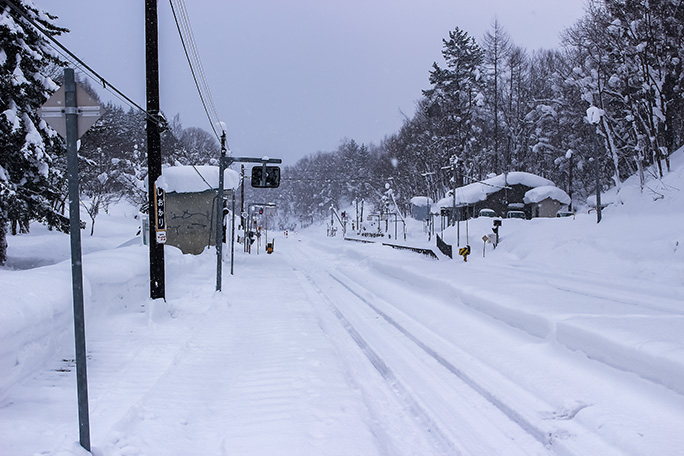 雪に覆われたモノトーンの情景が旅情を掻き立てる