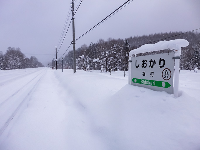 上り線ホームの駅名標は下半分が雪に埋もれていた