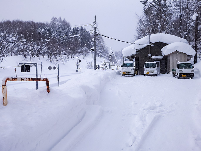 除雪作業員が使う自動車が駅前に3台も停まっていた