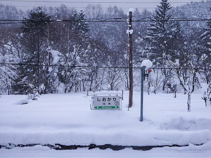 取付道路から眺めるとホームの雪深さがよく分かる