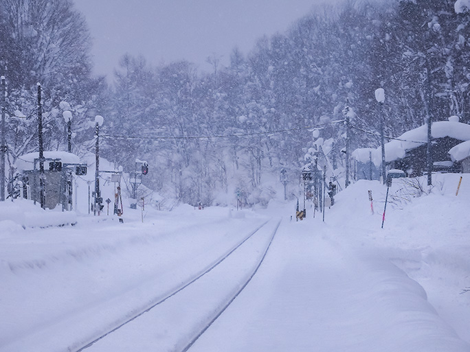 雪が降り積もる音さえ聞こえてきそうな静寂に包まれた塩狩駅