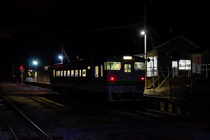 単行のキハ40系普通列車が塩狩駅で出発を待つ