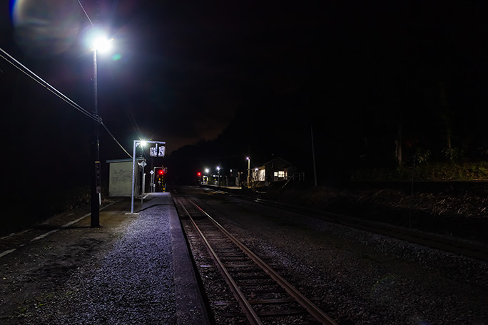 列車が走り去れば駅には静寂が戻ってきた