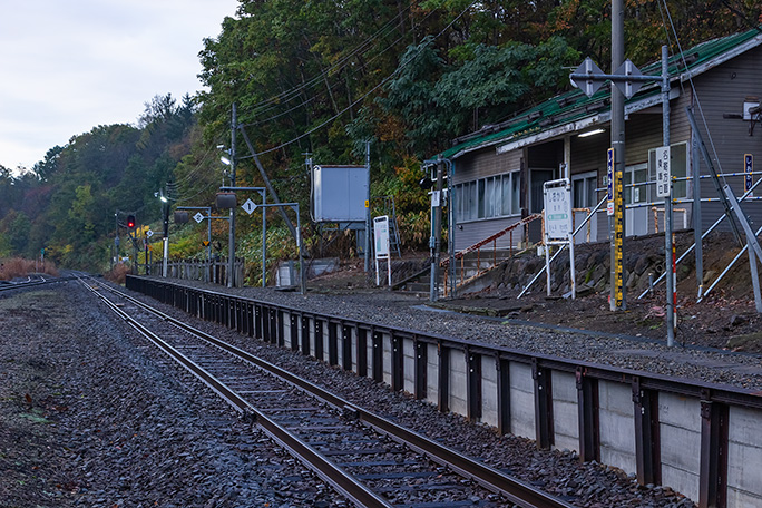 6時過ぎにはすっかり明るくなったがホームや駅舎の照明はまだ灯っていた