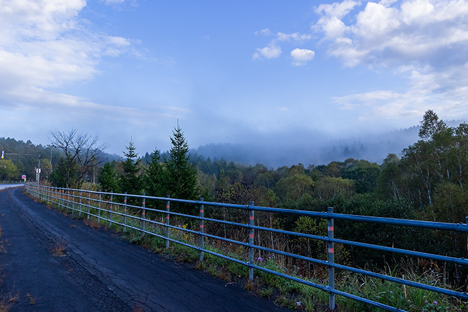 振り返る塩狩峠はまだ朝霧を纏っていた